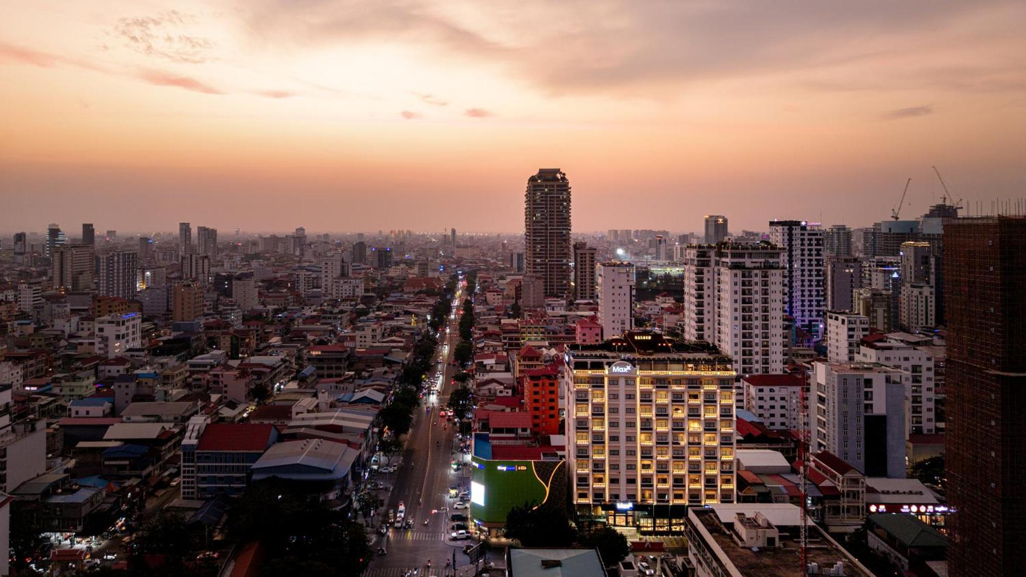 Отель Maxx Phnom Penh Downtown By H World Экстерьер фото